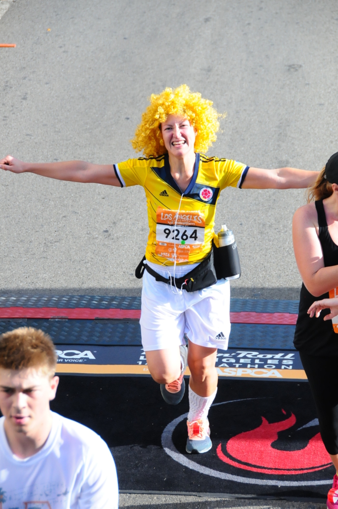 Esta soy yo cruzando la meta de mi segunda media maratón. 