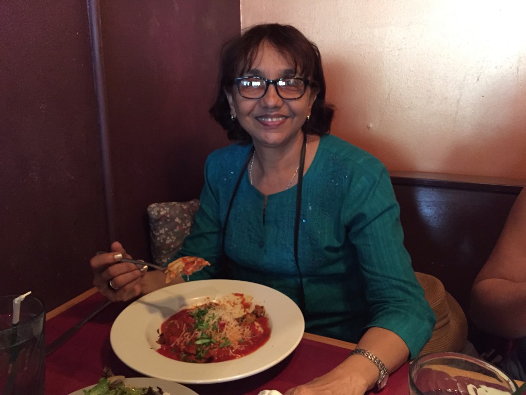 La foto de Julita y la lasagna ue la única que quedó decente porque la mía la tomé cuando ya iba por la mitad del sánduche.