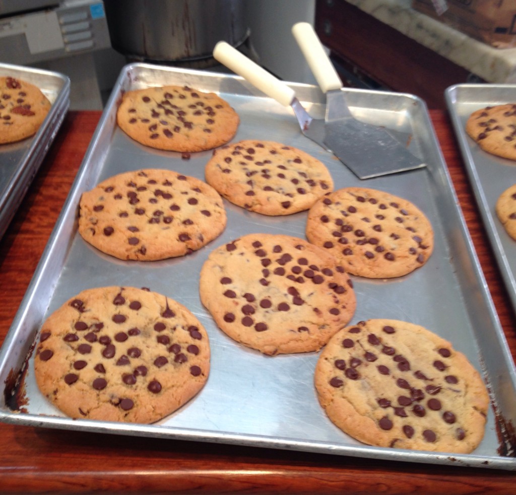 Las galletas son conocidas como "galletas de media libra"... se pueden imaginar lo grandes que son :-)