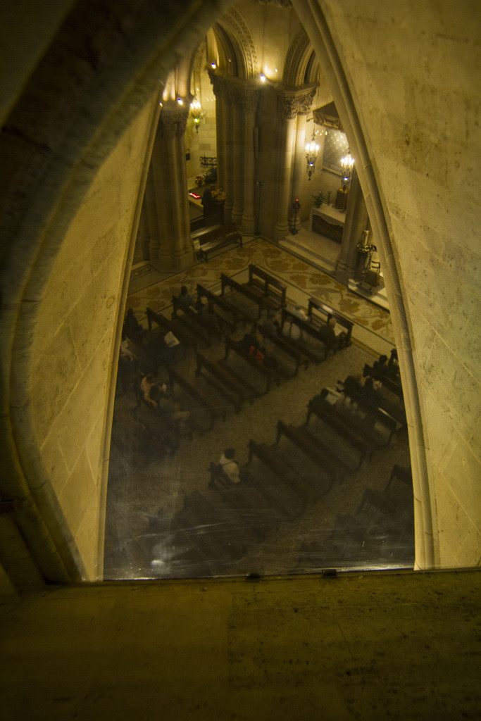 Jota descubrió una especia de sótano donde se celebran las eucaristías y está debajo de la nave principal. Esto fue algo que me impactó mucho: yo no soy para nada religiosa, pero ver el uso comercial que tiene esta iglesia me generó fastidio y hasta rechazo. Esta foto reivindicó un poco mis sentimientos.