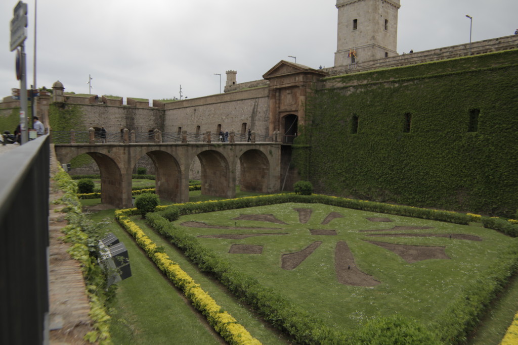 La entrada y los jardines del Castillo.