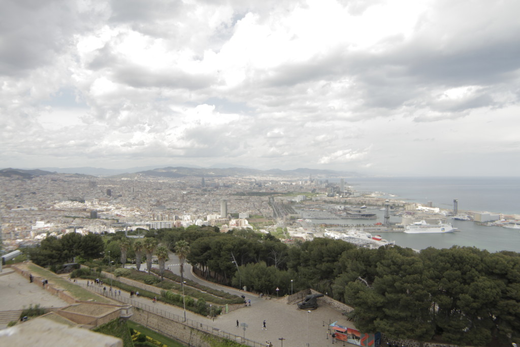 Algo curioso de este castillo o fortaleza es que si bien fue usado para defender a Barcelona de invasiones, en un momento de su historia, también se aprovechó su posición para bombardear la ciudad cuando andaban de rebeldes en los tiempos de Franco a la vez que usada como cárcel y lugar para fusilar a rehenes y opositores políticos. 