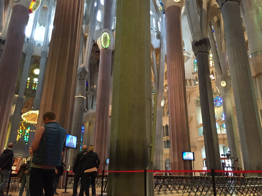 Esta foto la tomé cuando ya le habíamos dado muchas veces la vuelta a la iglesia y me había sentado a observar y percibir un poco más tranquilamente.  El caso es que después de un rato vi la variedad de colores de las columnas y así entendí el efecto de los vitrales. 